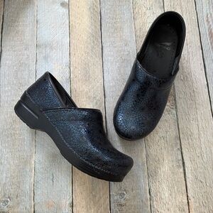 Dansko Navy Medallion Professional Clogs Sz. 39